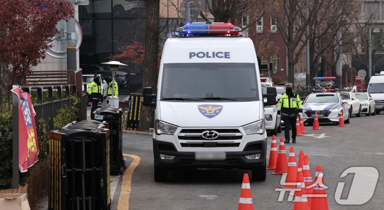 윤석열 대통령이 '12·3 비상계엄' 사태를 수사하는 고위공직자범죄수사처(공수처)의 2차 출석 요구에 불응한 25일 서울 용산구 한남동 대통령 관저 앞에 경찰 인력이 경계 근무를 서고 있다. 2024.12.25/뉴스1 ⓒ News1 김성진 기자