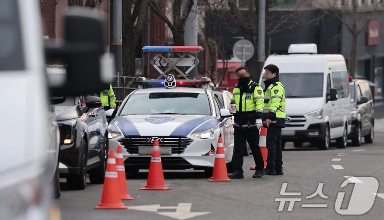 윤석열 대통령이 '12·3 비상계엄' 사태를 수사하는 고위공직자범죄수사처(공수처)의 2차 출석 요구에 불응한 25일 서울 용산구 한남동 대통령 관저 앞에 경찰 인력이 경계 근무를 서고 있다. 2024.12.25/뉴스1 ⓒ News1 김성진 기자