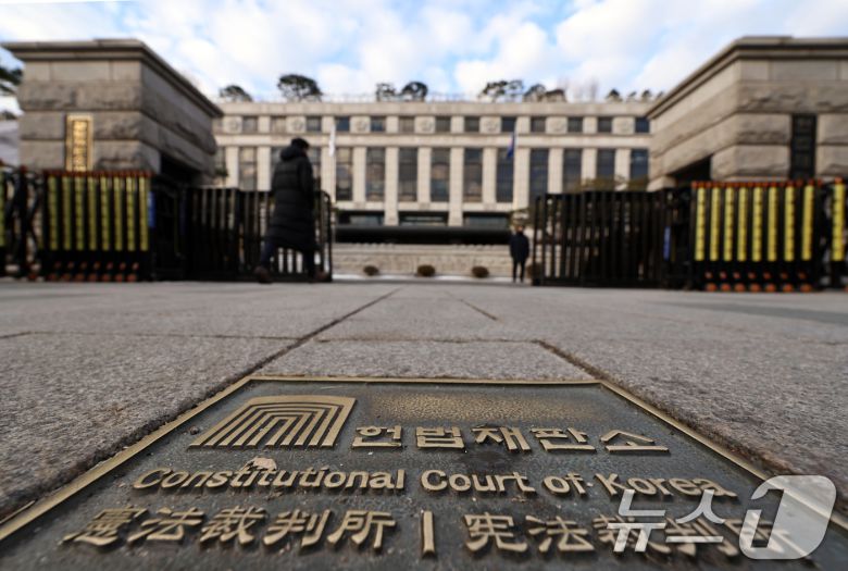 헌법재판소가 23일 윤석열 대통령에게 보낸 탄핵 심판 관련 답변 요구서 등이 전달된 것으로 간주하는 '송달간주' 조치를 취할지 결정할 계획이다. 사진은 이날 서울 종로구 헌법재판소. 2024.12.23/뉴스1 ⓒ News1 구윤성 기자