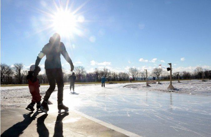 영하의 기온과 눈이 내리는 날이 많이 줄어, 캐나다의 전통적인 겨울 스포츠인 스케이트를 탈 수 있는 날이 점점 줄어들고 있다. 2024. 12. 23/ <출처: 캐나다 관광청>