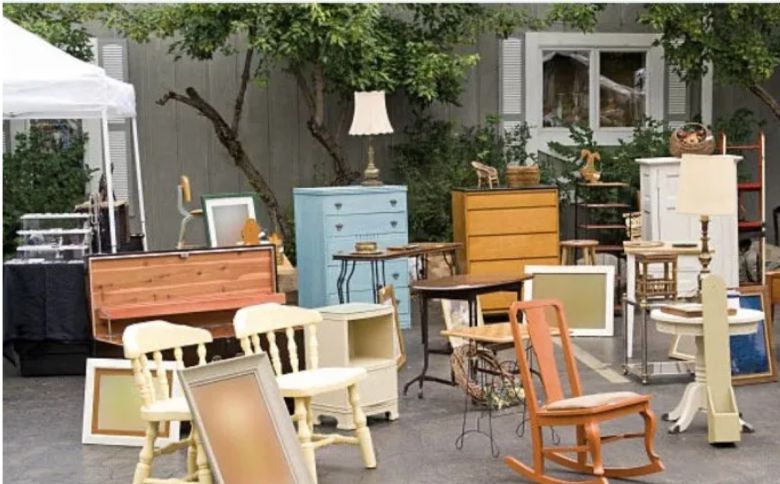 부모 세대의 오랜 가구들이 자녀들에게 물려지지만, 감정적 가치와 실용성 사이에서 갈등이 발생하고 있다. 2024. 12.23/<출처: working daughter>