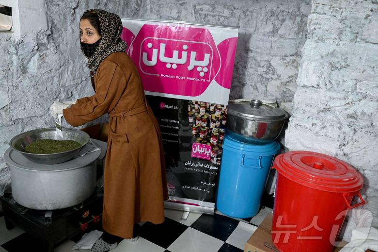 2024년 11월12일 한 아프가니스탄여성이 가내수공업을 하고 있는 카불의 집에서 건조 민트를 포장하고 있다. <자료 사진> ⓒ AFP=뉴스1