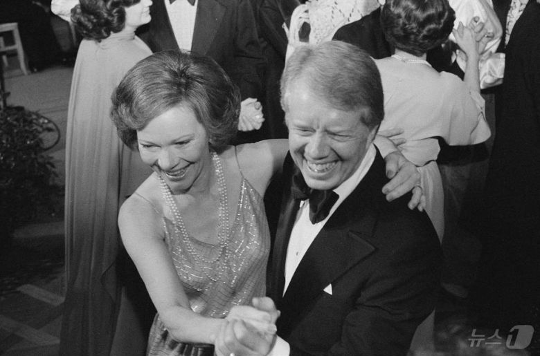 1978년 12월13일(현지시간) 미국 워싱턴에서 열린 백악관 의회 무도회에서 지미 카터 전 미국 대통령과 영부인 로잘린 카터가 춤을 추고 있다. 78.12.13 ⓒ 로이터=뉴스1 ⓒ News1 김예슬 기자