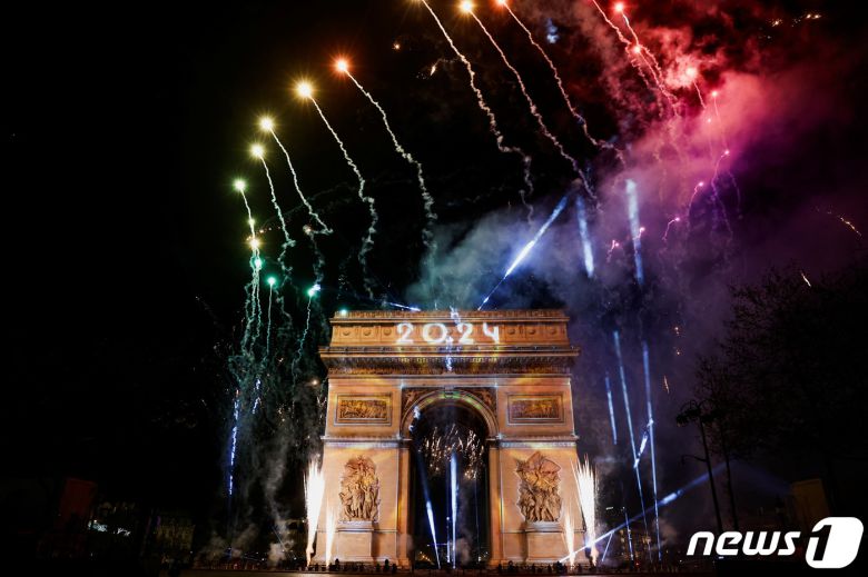 2024년 새해 첫날인 1일 오전(현지시간) 프랑스 파리 개선문에서 새해를 알리는 카운트다운과 함께 화려한 불꽃놀이가 펼쳐지고 있다. ⓒ 로이터=뉴스1 ⓒ News1 이유진 기자