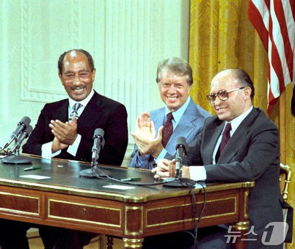 (왼쪽부터) 안와르 사다트 당시 이집트 대통령, 지미 카터 당시 미국 대통령, 메나헴 베긴 당시 이스라엘 총리가 미국 워싱턴DC 백악관에 모여 이집트와 이스라엘 간 평화협정인 캠프 데이비드 협정에 서명하고 있다. 1978.09.17 ⓒ 로이터=뉴스1 ⓒ News1 정지윤 기자
