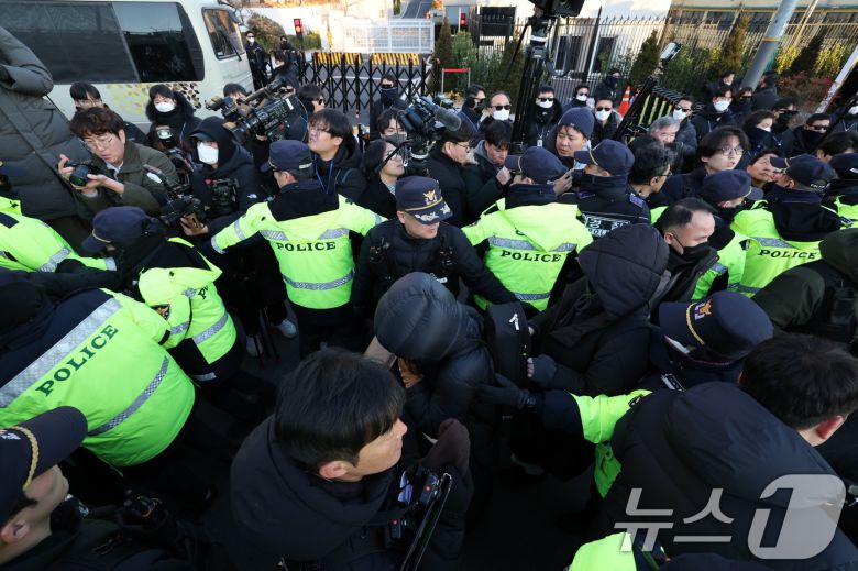 2일 서울 용산구 윤석열 대통령 관저 입구 앞에서 경찰 병력이 농성중이던 보수단체 회원 및 윤 대통령 지지자들을 강제해산시키고 있다. 공수처는 '12·3 비상계엄 사태'로 내란 혐의를 받는 윤석열 대통령 체포영장을 유효기간인 6일 이내에 집행하겠다고 밝혔다. 2025.1.2/뉴스1 ⓒ News1 박세연 기자