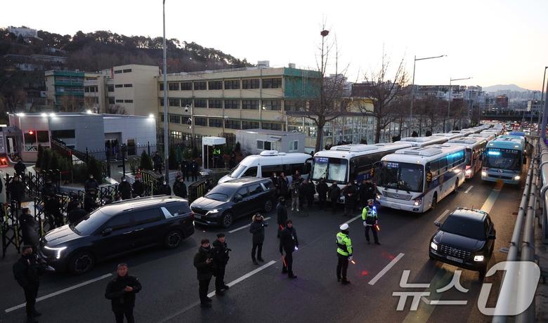 윤석열 대통령 체포영장 집행에 나선 고위공직자범죄수사처(공수처) 수사관들이 탄 차랴이 3일 오전 서울 용산구 한남동 대통령 관저 입구에 도착하고 있다. 2025.1.3/뉴스1 ⓒ News1 신웅수 기자