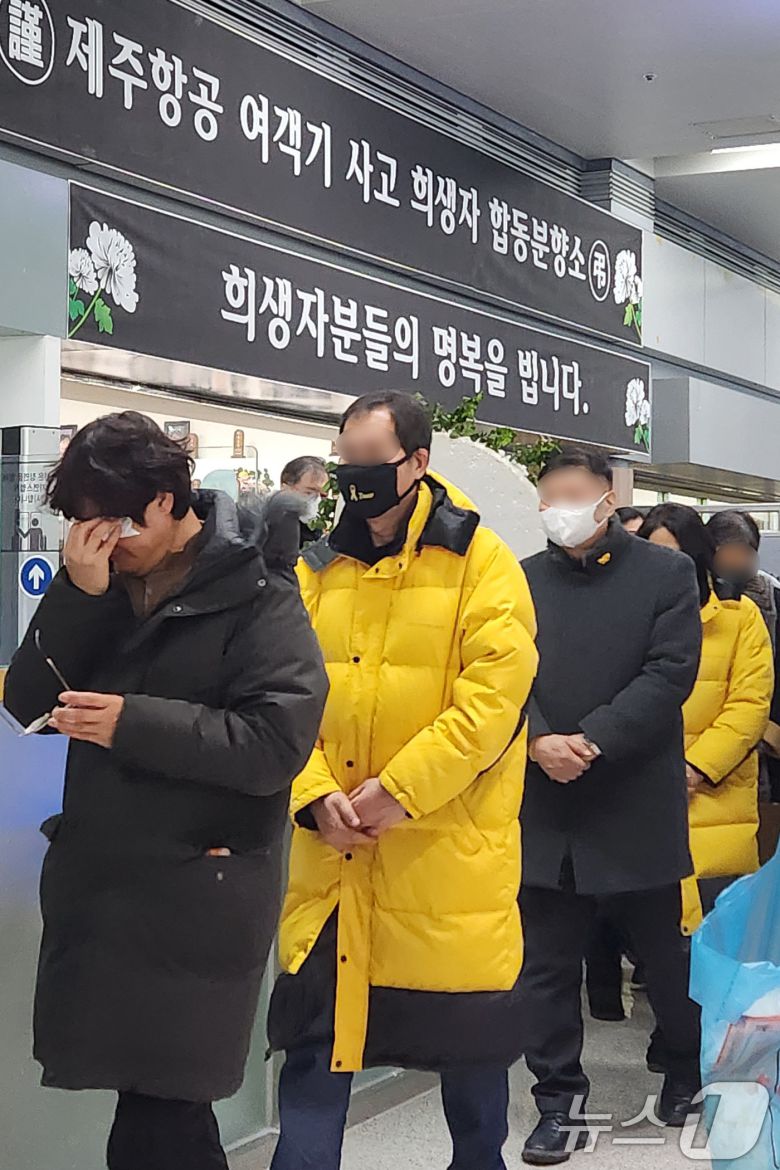 제주항공 여객기 참사 발생 나흘째인 1일 전남 무안군 무안국제공항에 마련된 합동 분향소에 세월호 유가족이 조문하고 있다. (공동취재) 2025.1.1/뉴스1 ⓒ News1 김성진 기자