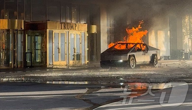 1일(현지시간) 네바다주 라스베이거스 트럼프 호텔의 입구에 주차된 테슬라 사이버 트럭이 폭발해 불길에 휩싸여 있다. 2025.01.02 ⓒ 로이터=뉴스1 ⓒ News1 우동명 기자