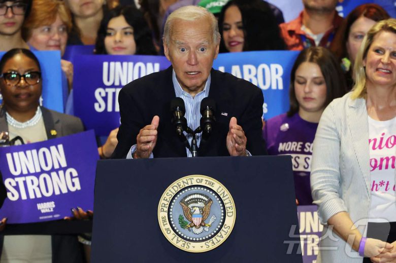 조 바이든 미국 대통령이 2일(현지시간) 펜실베이니아주 피츠버그에서 열린 민주당 대선 후보 카멀라 해리스 부통령과 합동 유세서 "US스틸은 미국 회사로 남아있어야 한다"고 밝히고 있다. 2024.09.03. ⓒ AFP=뉴스1 ⓒ News1 우동명 기자