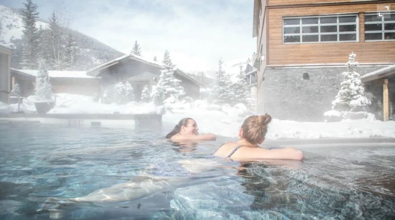 자연 속에서 온천욕을 즐기며 몸과 마음을 재충전하는 캐나다인들. 웰빙을 중요시하는 이들의 새로운 힐링 방식이다. 2025. 01. 06/<출처: CHARLEVOIX 홈페이지>
