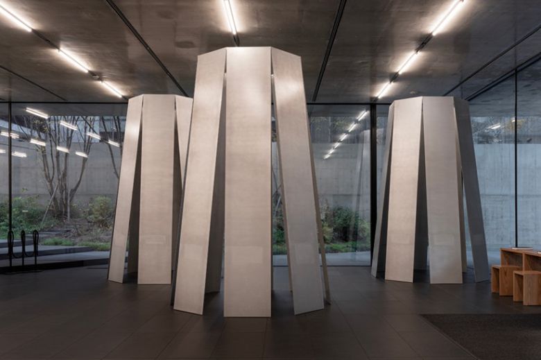 최장원 '행려자의 파빌리온 일시성과 가벼움에 관하여' 2024 알루미늄. 송은 제공.