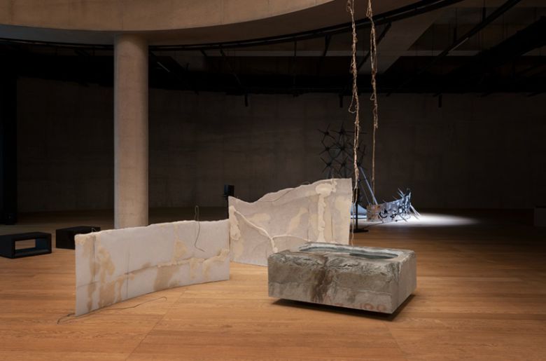 구나 '상아뼈그레이보철정물화' '상아빛브라운블랙초상화' '블루블루스물빛실물'. 송은 제공.