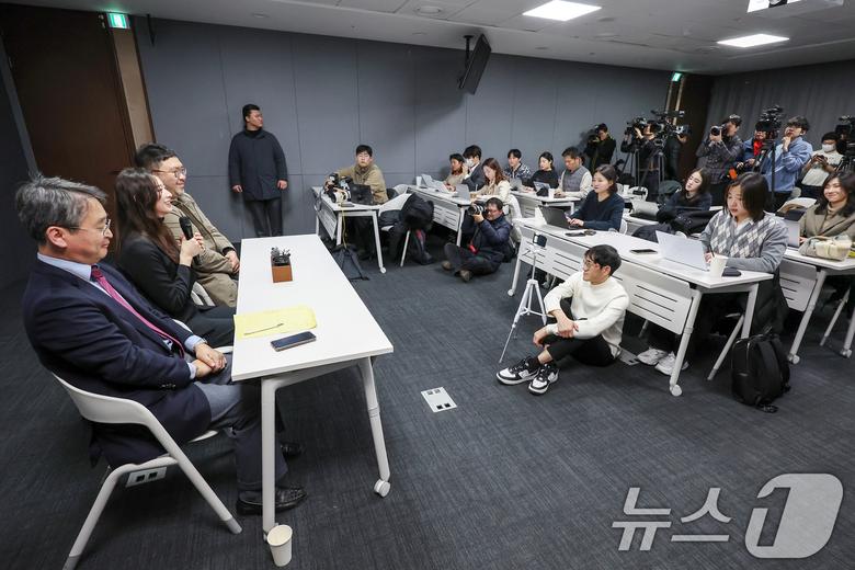 JMS(기독교복음선교회) 피해자 메이플 씨가 9일 오후 서울 강남구 한국컨퍼런스센터에서 JMS 교주 정명석에 대한 대법원 선고(징역 17년)가 확정된 뒤 기자회견을 열고 소감을 밝히고 있다. 2025.1.9/뉴스1 ⓒ News1 민경석 기자