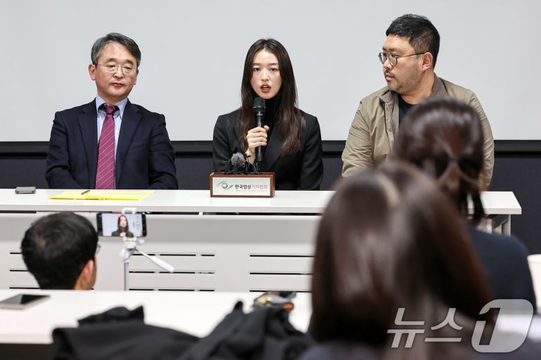 JMS(기독교복음선교회) 피해자 메이플 씨가 9일 오후 서울 강남구 한국컨퍼런스센터에서 JMS 교주 정명석에 대한 대법원 선고(징역 17년)가 확정된 뒤 기자회견을 열고 취재진의 질문에 답하고 있다. 2025.1.9/뉴스1 ⓒ News1 민경석 기자