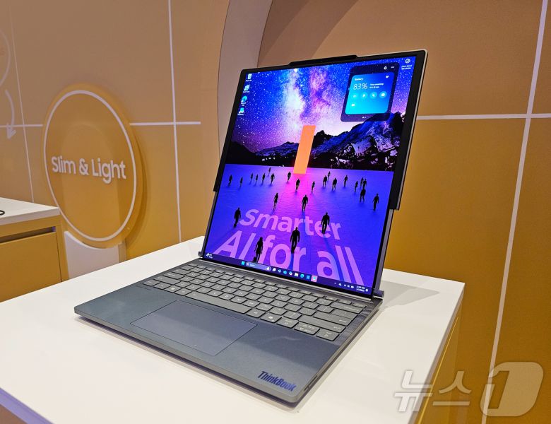 삼성디스플레이 롤러블 OLED를 탑재한 레노버의 '씽크북 플러스 G6 롤러블' 노트북 제품.(삼성디스플레이 제공)