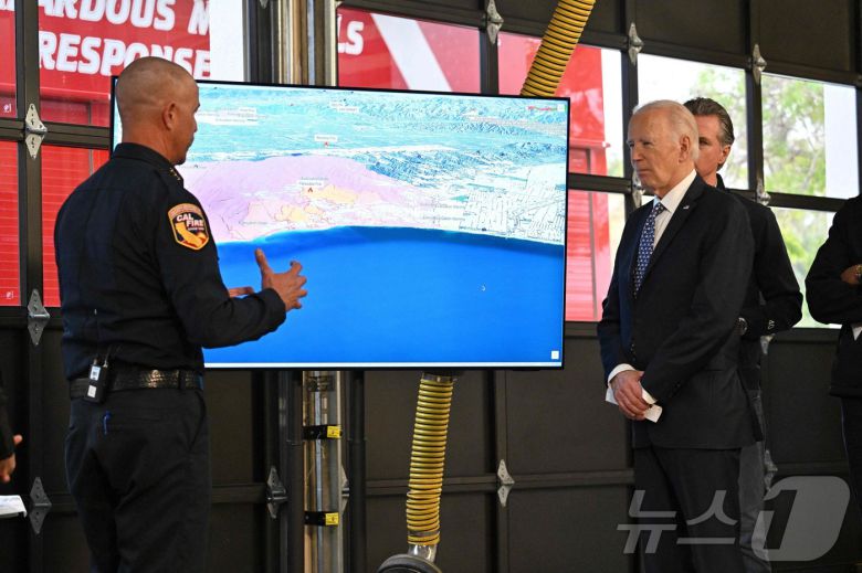 조 바이든 미국 대통령이 8일(현지시간) 캘리포니아 산타 모니카 소방소에서 팰리세이즈 산불과 관련한 브리핑을 받고 있다. 2025.01.10 ⓒ AFP=뉴스1 ⓒ News1 우동명 기자