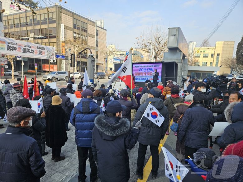 충북범보수시민단체연합이 13일 오전 충북도청 앞에서 윤석열 대통령 탄핵 반대 집회를 열고 있다.2025.1.13/뉴스1 이재규 기자