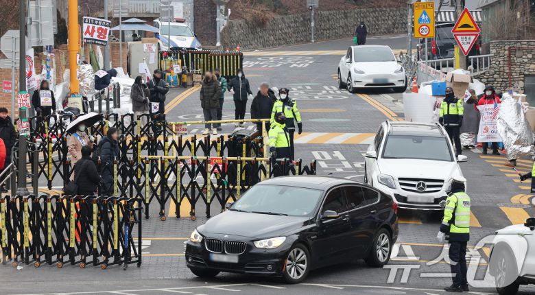 13일 오전 서울 용산구 한남동 대통령 관저 인근 도로에 경찰이 바리케이드를 설치하며 현장을 통제하고 있다. 2025.1.13/뉴스1 ⓒ News1 장수영 기자