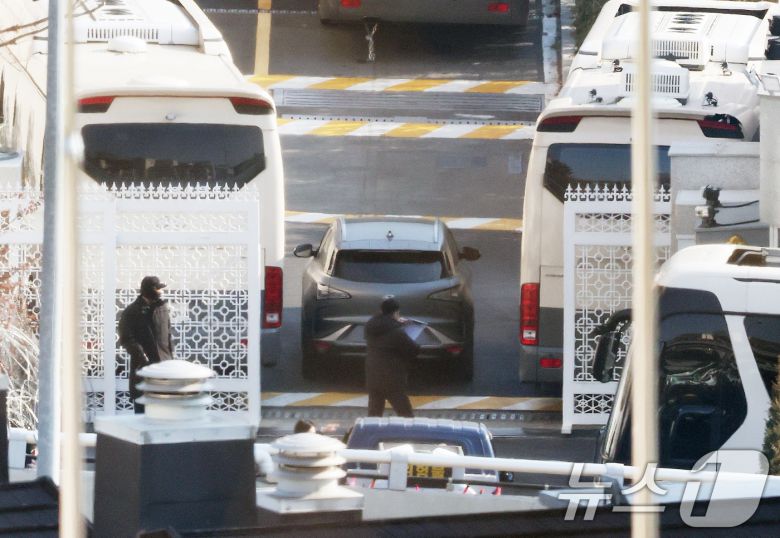 고위공직자범죄수사처와 경찰의 윤석열 대통령 2차 체포영장 집행 시도가 임박한 가운데 12일 서울 용산구 한남동 대통령 관저에 차량에 들어가고 있다. 2025.1.12/뉴스1 ⓒ News1 송원영 기자