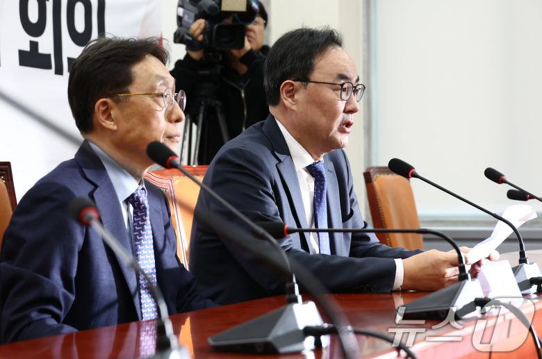 이진우 대한의학회장(오른쪽)과 이종태 의학전문대학원협회(KAMC) 이사장이 지난달 1일 서울 여의도 국회에서 열린 여·야·의·정 협의체 4차 회의를 마치고 협의체 참여 중단 의사를 밝히던 모습. 2024.12.1/뉴스1 ⓒ News1 김민지 기자