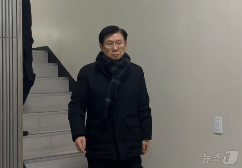 박종준 전 대통령경호처장이 13일 밤 11시 30분쯤 조사를 받고 서울 서대문구 경찰청 국가수사본부를 나서고 있다. / 뉴스1 장시온 기자