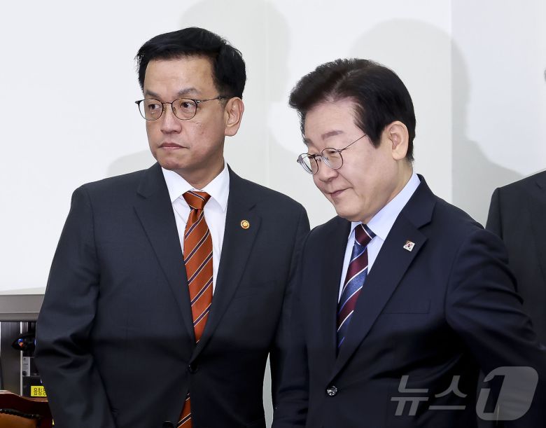 이재명 더불어민주당 대표가 13일 서울 여의도 국회에서 최상목 대통령 권한대행 부총리 겸 기획재정부 장관을 접견하고 있다. 2025.1.13/뉴스1 ⓒ News1 국회사진취재단