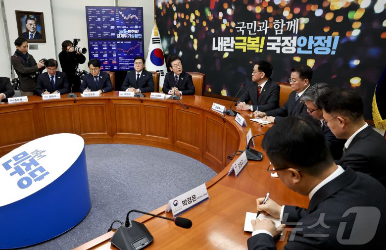 이재명 더불어민주당 대표가 13일 서울 여의도 국회에서 최상목 대통령 권한대행 부총리 겸 기획재정부 장관을 접견하며 발언하고 있다. 2025.1.13/뉴스1 ⓒ News1 국회사진취재단