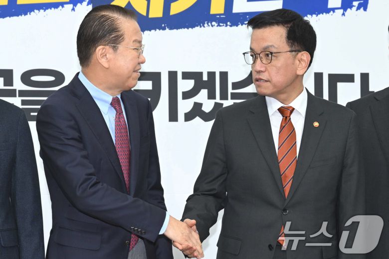 권영세 국민의힘 비상대책위원장과 최상목 대통령 권한대행 부총리 겸 기획재정부 장관이 13일 오전 서울 여의도 국회에서 만나 악수하고 있다. 2025.1.13/뉴스1 ⓒ News1 국회사진취재단