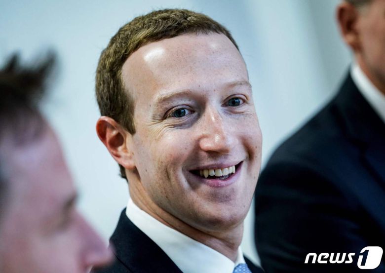 마크 주커버그 메타 CEO는 10일(현지시간) 조 로건의 팟캐스트에 출연해 "전문가는 아니지만, 양자컴퓨터는 유용한 패러다임이 되려면 아직 갈 길이 꽤 멀다"며 "(많은 이들이) 실용화에 수십년이 더 걸릴 것이라고 말하고 있다"고 발언했다. ⓒAFP=뉴스1