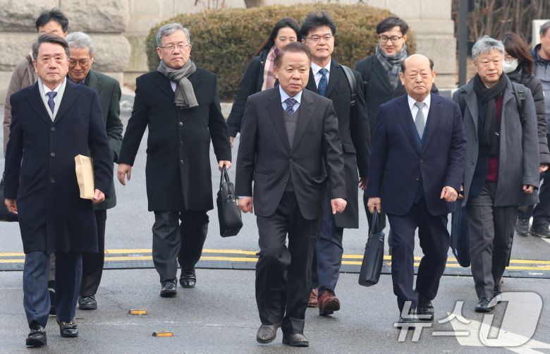 윤석열 대통령의 탄핵심판 첫 변론기일인 14일 오후 국회 측 법률대리인 공동 대표 김이수 전 헌법재판관 등이 서울 종로구 헌법재판소에서 열린 변론에 출석하고 있다. 2025.1.14/뉴스1 ⓒ News1 김명섭 기자