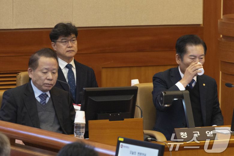 윤석열 대통령 탄핵심판 사건의 첫 변론기일인 14일 오후 서울 종로구 헌법재판소 대심판정에서 정청래 국회 탄핵소추단장이 물을 마시고 있다. (공동취재) 2025.1.14/뉴스1 ⓒ News1 김명섭 기자