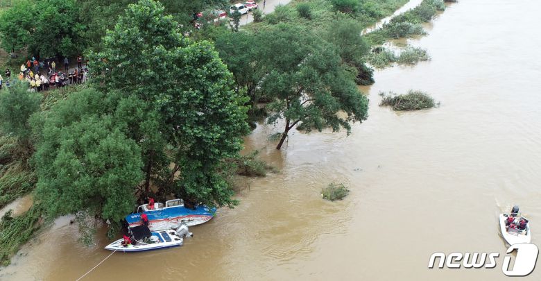 지난 2020년 8월7일 강원 춘천시 남산면 서천리 경강대교 상류 1.6km 지점에서 의암댐 전복 사고 경찰정이 발견돼 소방당국이 수색을 하고 있다.(자료사진)/뉴스1 DB