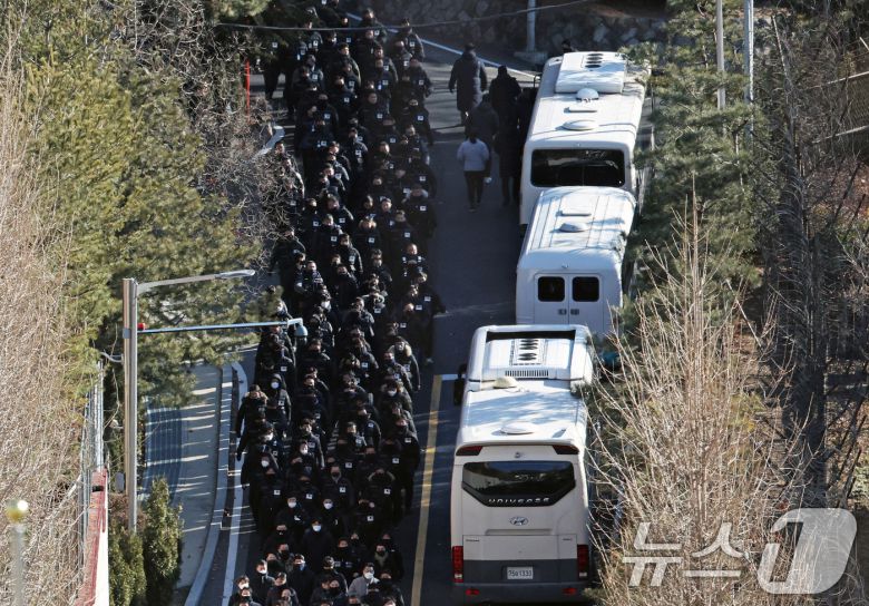 고위공직자범죄수사처와 경찰로 구성된 공조수사본부 체포팀이 15일 오전 윤석열 대통령에 대한 2차 체포영장 집행을 마친 후 서울 용산구 한남동 대통령 관저 정문를 빠져나오고 있다. 2025.1.15/뉴스1 ⓒ News1 오대일 기자