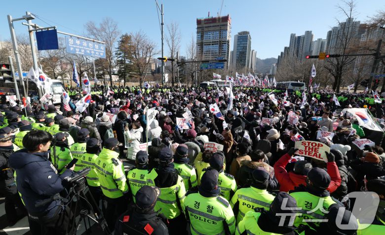 15일 오후 경기 과천시 정부과천청사 앞에서 보수단체 회원들이 윤석열 대통령 지지·응원 집회를 하고 있다. 고위공직자범죄수사처(공수처)는 이날 오전부터 내란 우두머리 혐의로 체포된 윤석열 대통령에 대한 조사에 나섰다 2025.1.15/뉴스1 ⓒ News1 김영운 기자