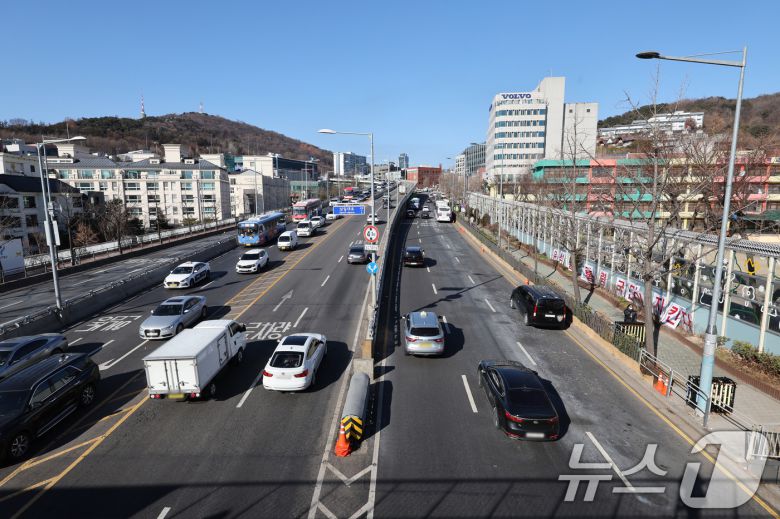 윤석열 대통령이 내란 우두머리 혐의로 체포된 15일 오후 서울 용산구 한남동 대통령 앞 한남대로에 설치됐던 차벽이 사라지며 일대를 지나는 차량이 원활하게 이동하고 있다. 2025.1.15/뉴스1 ⓒ News1 장수영 기자