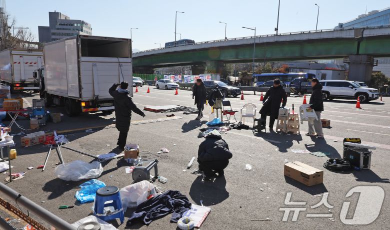 윤석열 대통령이 내란 우두머리 혐의로 체포된 15일 오후 서울 용산구 한남동 대통령 앞 한남대로에서 진행됐던 보수단체 집회 현장이 정리되고 있다. 2025.1.15/뉴스1 ⓒ News1 장수영 기자