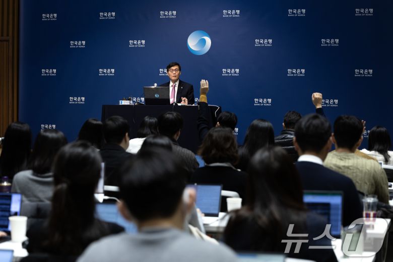 이창용 한국은행 총재가 16일 서울 중구 한국은행에서 통화정책방향 기자간담회를 하고 있다. 2025.1.16/뉴스1 ⓒ News1 사진공동취재단