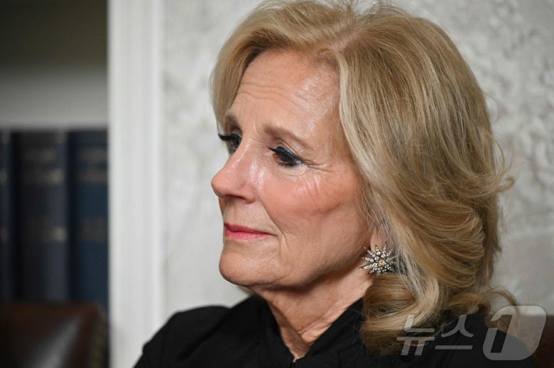 조 바이든 미국 대통령의 부인 질 바이든 여사가 15일(현지시간) 워싱턴 백악관에서 바이든 대통령이 퇴임을 5일 앞두고 한 대국민 고별 연설을 듣고 있다. 2025.01.16 ⓒ AFP=뉴스1 ⓒ News1 우동명 기자