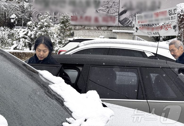 9년째 불륜을 이어오고 있는 홍상수 감독과 배우 김민희가 27일 경기도 남양주 인근에서 포착됐다. 2024.11.27/뉴스1 ⓒ News1 박혜성 기자