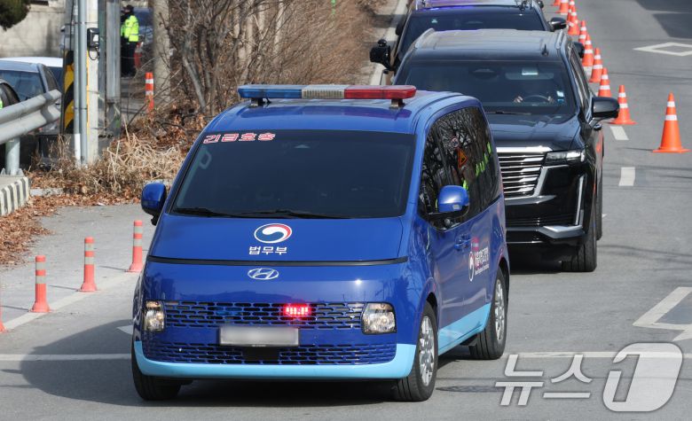 윤석열 대통령을 태운 호송차량이 18일 서울 서부지방법원에서 열리는 내란 우두머리 혐의 구속 영장실질심사에 출석하기 위해 경기도 의왕시 서울구치소를 나서고 있다. 2025.1.18/뉴스1 ⓒ News1 박세연 기자
