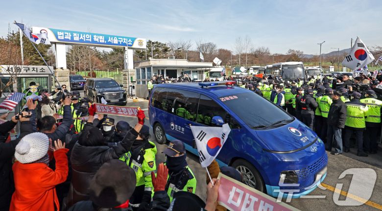 윤석열 대통령이 탑승한 차량 행렬이 18일 경기도 의왕시 서울구치소에서 나와 구속 전 피의자심문이 열리는 서울서부지법으로 향하고 있다. (공동취재)2025.1.18/뉴스1 ⓒ News1 박세연 기자
