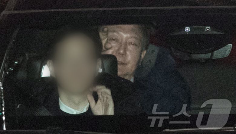 내란 우두머리 혐의로 체포된 윤석열 대통령이 15일 오후 경기 과천 고위공직자범죄수사처(공수처)에서 조사를 마치고 차량으로 서울구치소로 이동하고 있다.(공동취재) 2025.1.15/뉴스1 ⓒ News1 김명섭 기자