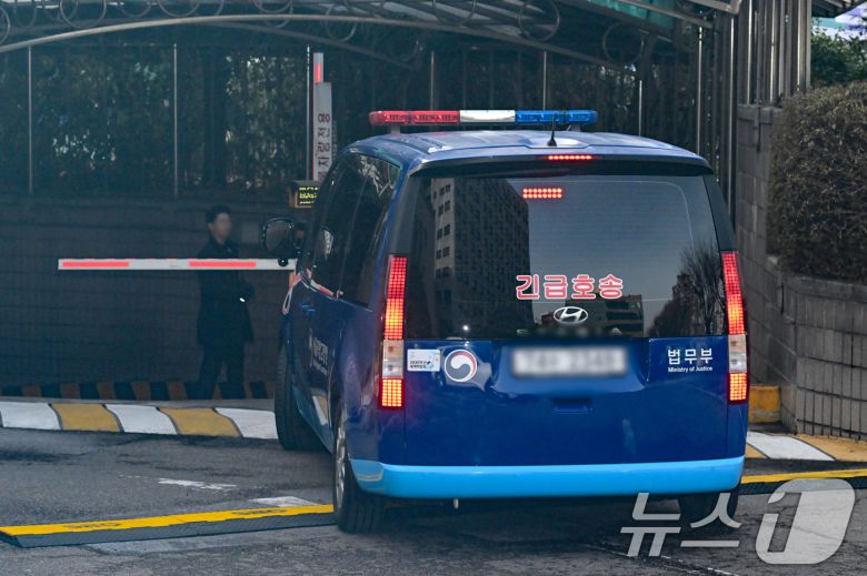 내란 우두머리 혐의로 체포돼 영장실질심사를 받는 윤석열 대통령이 탑승한 호송차량이 18일 오후 서울 마포구 서울서부지방법원 지하 주차장으로 향하고 있다. 윤 대통령은 서부지법 입구에 마련된 포토라인엔 서지 않고 지하주차장을 통해 법정으로 들어갔다.(공동취재) 2025.1.18/뉴스1 ⓒ News1 민경석 기자