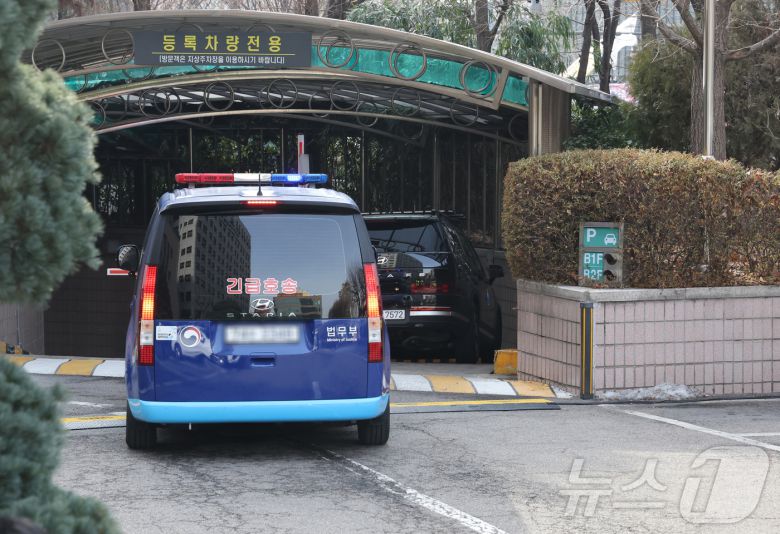 내란 우두머리 혐의로 체포돼 영장실질심사를 받는 윤석열 대통령이 탑승한 호송차량이 18일 오후 서울 마포구 서울서부지방법원에 도착해 지하주차장으로 향하고 있다. 윤 대통령은 서부지법 입구에 마련된 포토라인엔 서지 않고 지하주차장을 통해 법정으로 들어갔다.(공동취재) 2025.1.18/뉴스1 ⓒ News1 민경석 기자