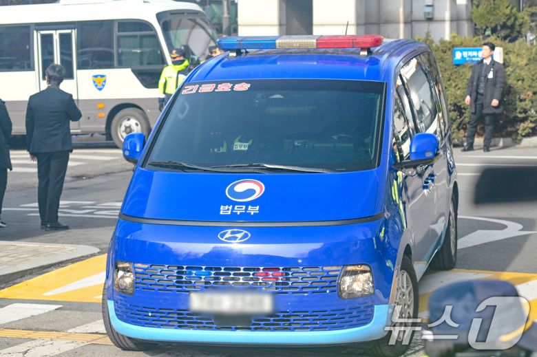 내란 우두머리 혐의로 체포돼 영장실질심사를 받는 윤석열 대통령이 탑승한 호송차량이 18일 오후 서울 마포구 서울서부지방법원 지하 주차장으로 향하고 있다. 윤 대통령은 서부지법 입구에 마련된 포토라인엔 서지 않고 지하주차장을 통해 법정으로 들어갔다.(공동취재) 2025.1.18/뉴스1 ⓒ News1 민경석 기자
