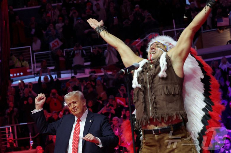 19일(현지시간) 도널드 트럼프 미국 대통령 당선인이 워싱턴에서 열린 취임 전날 집회에서 애창곡인 YMCA 음악이 흘러나오는 가운데 디스코 그룹 '빌리지 피플'의 안무에 맞춰 춤을 추고 있다. 2025.01.19. ⓒ 로이터=뉴스1 ⓒ News1 김지완 기자