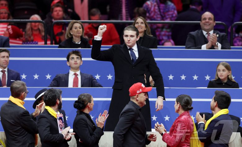 도널드 트럼프 미국 대통령과 영부인 멜라니아 트럼프의 막내 아들인 배런이 20일(현지시간) 워싱턴 '캐피털 원 아레나'에서 열린 취임식 축하 집회에 참석했다. 2025.01.20 ⓒ 로이터=뉴스1 ⓒ News1 최종일 기자