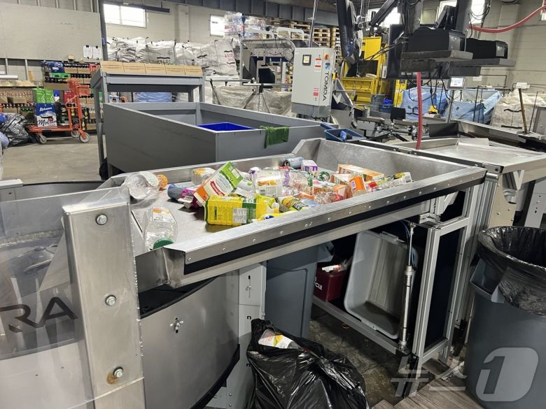 자동화 시스템을 갖춘 재활용 센터에서는 섞인 병들을 가지고 가면 기계가 자동으로 분류한다. 2025. 01. 21/ⓒ 뉴스1 김남희 통신원