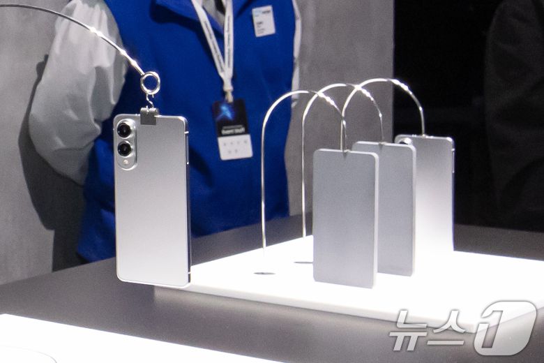 22일(현지시간) 미국 새너제이 SAP센터에서 열린 삼성전자 상반기 '갤럭시 언팩 2025'에 갤럭시 S25 시리즈 슬림 모델인 '갤럭시 S25 엣지'의 후면 디자인이 전시돼 있다. (삼성전자 제공) 2025.1.23/뉴스1